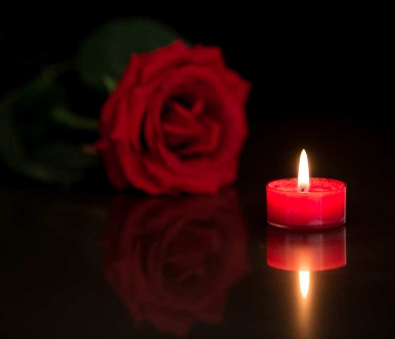 candle-with-red-rose